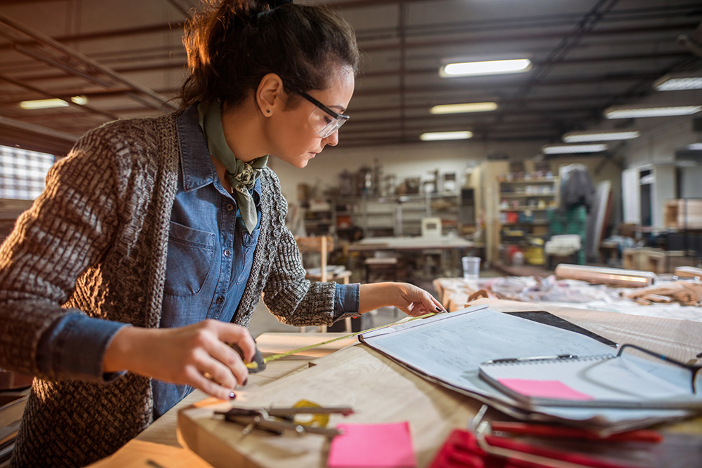 營業人銷售貨物，於交貨前已先收取貨款，應即開立統一發票交付買受人